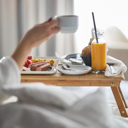 Dusit Hotel & Suites - Doha Exteriör bild A breakfast in bed