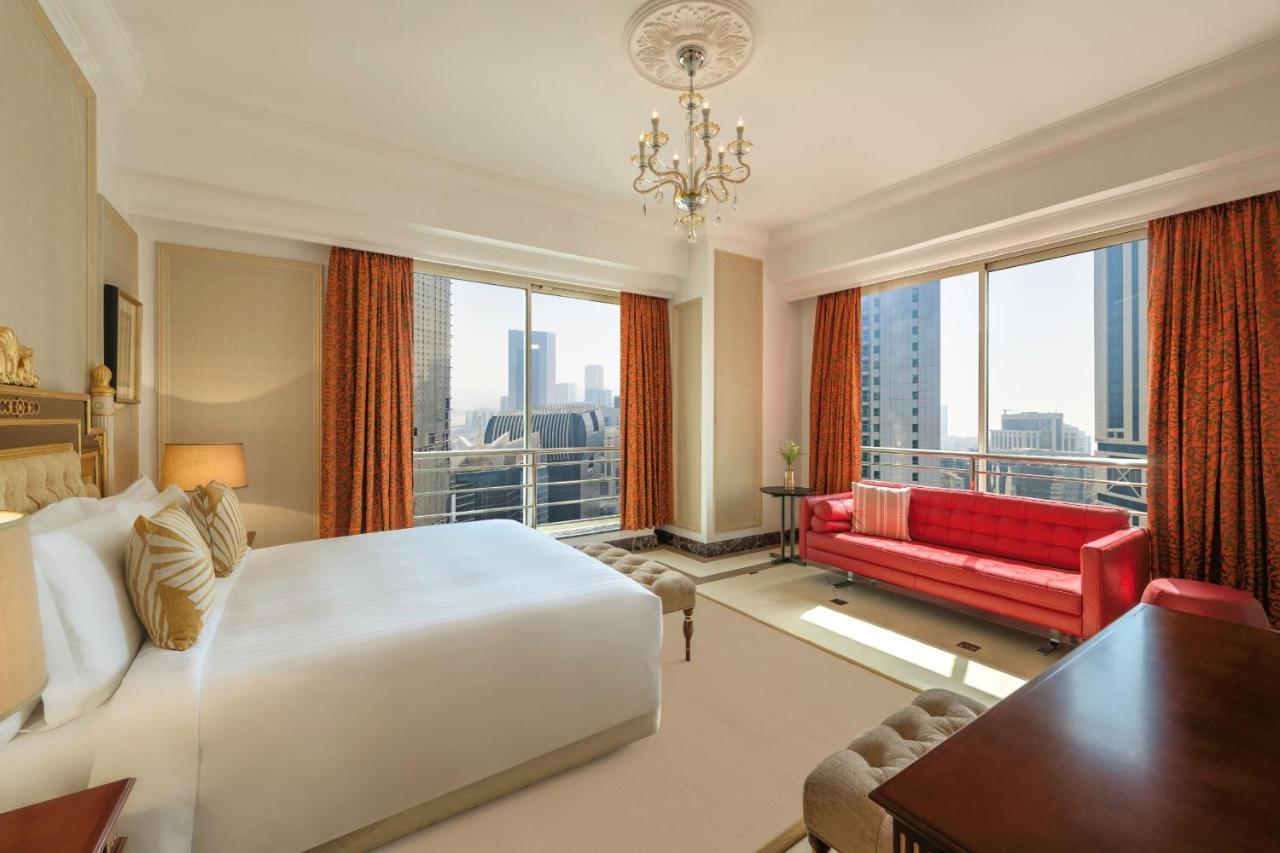 Dusit Hotel & Suites - Doha Exteriör bild A bedroom at the Jumeirah Emirates Towers Hotel
