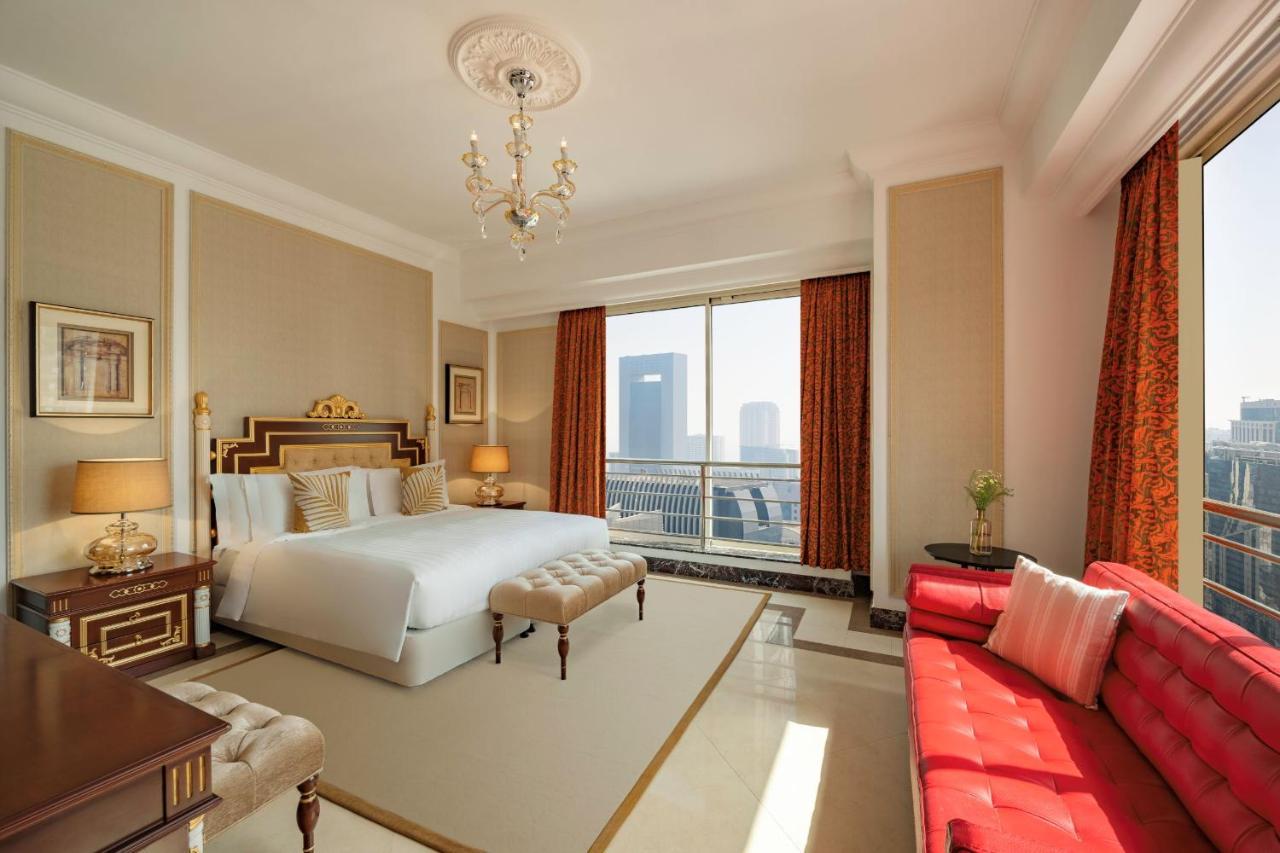 Dusit Hotel & Suites - Doha Exteriör bild A bedroom at the Jumeirah Emirates Towers Hotel
