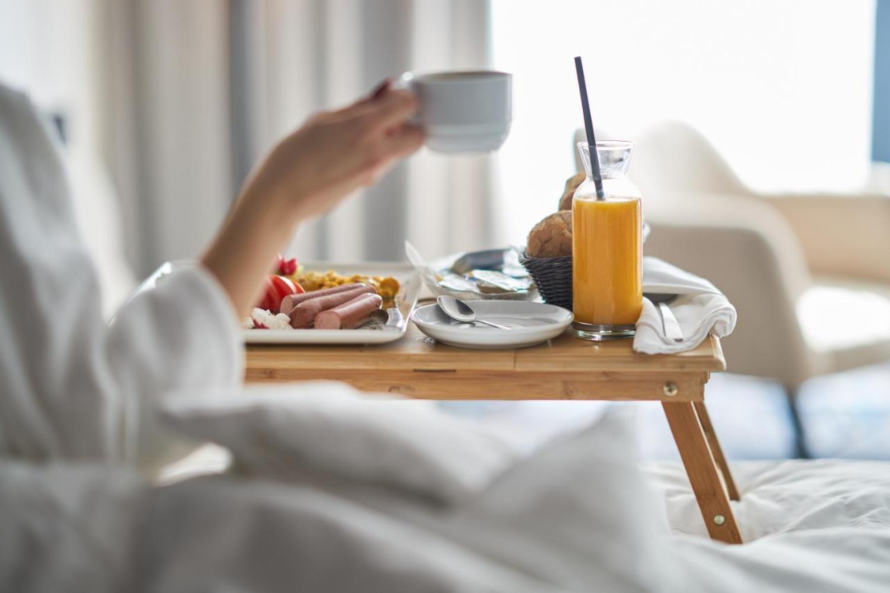 Dusit Hotel & Suites - Doha Exteriör bild A breakfast in bed