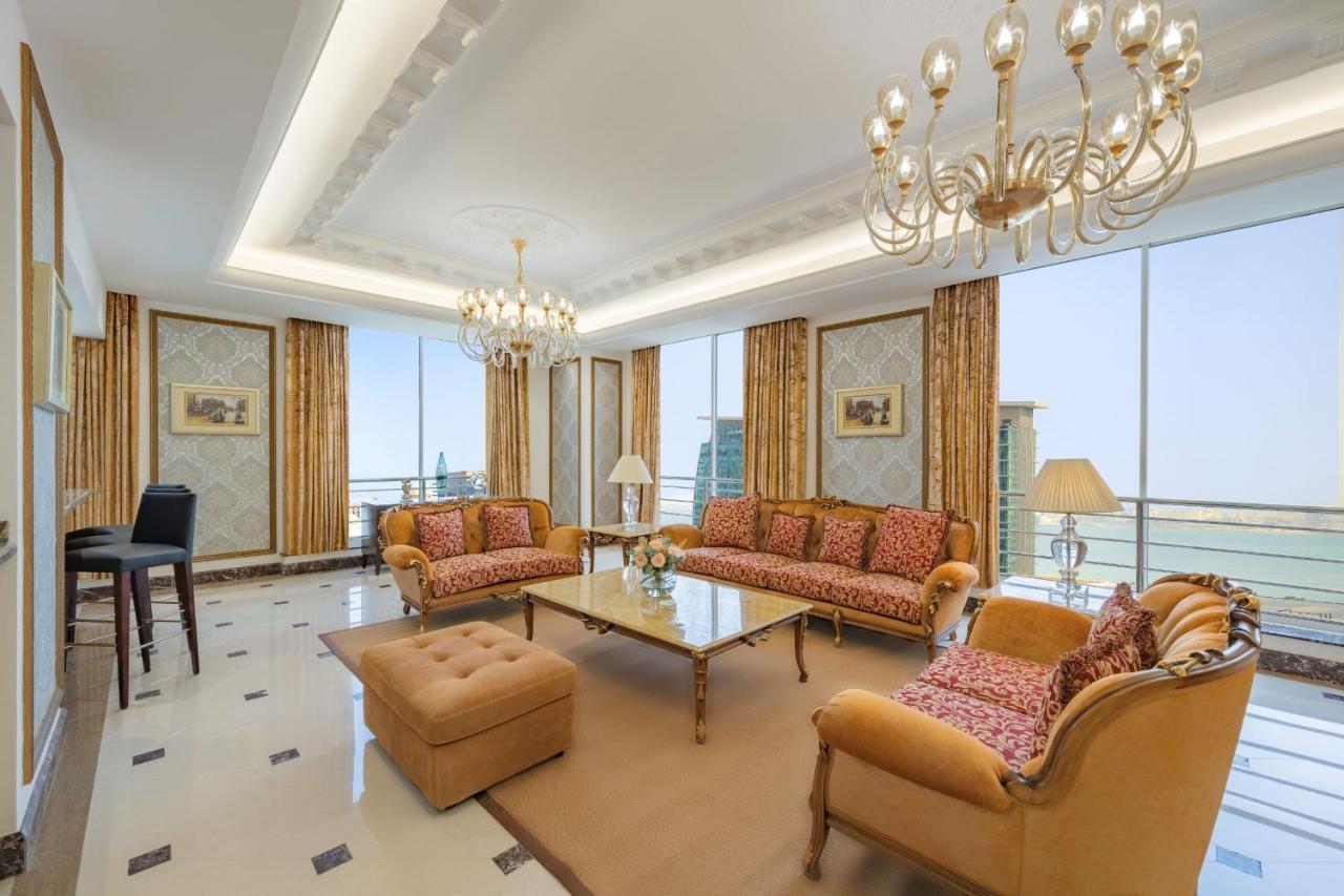 Dusit Hotel & Suites - Doha Exteriör bild A living room in a suite at the Jumeirah Emirates Towers Hotel