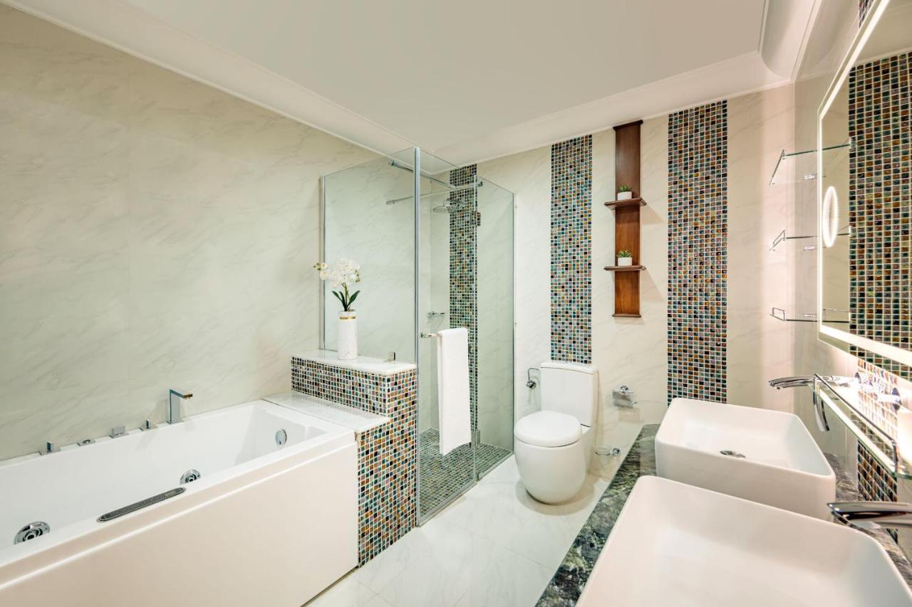 Dusit Hotel & Suites - Doha Exteriör bild A modern bathroom