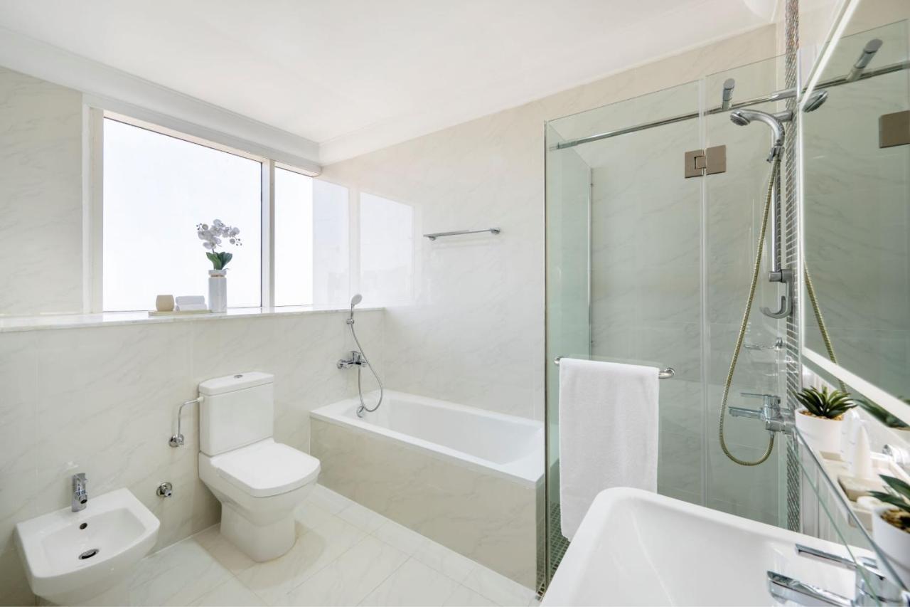 Dusit Hotel & Suites - Doha Exteriör bild A modern bathroom