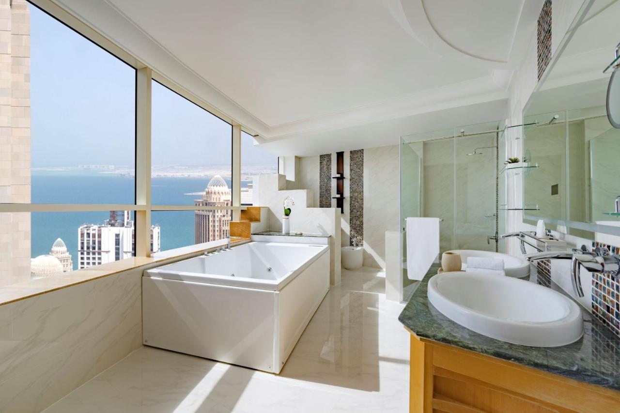 Dusit Hotel & Suites - Doha Exteriör bild Bathroom